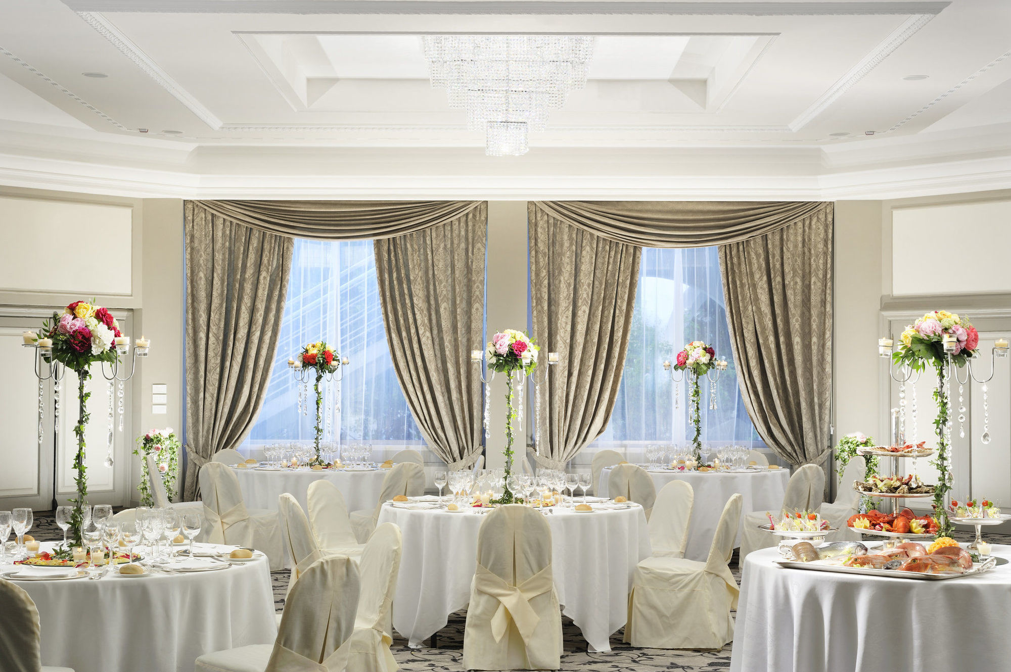 Royal Hotel Сан Ремо Ресторант снимка The ballroom at the hotel