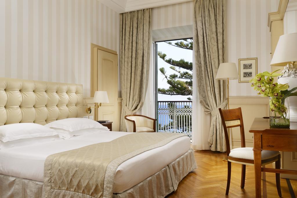 Royal Hotel Сан Ремо Екстериор снимка A room at the Excelsior