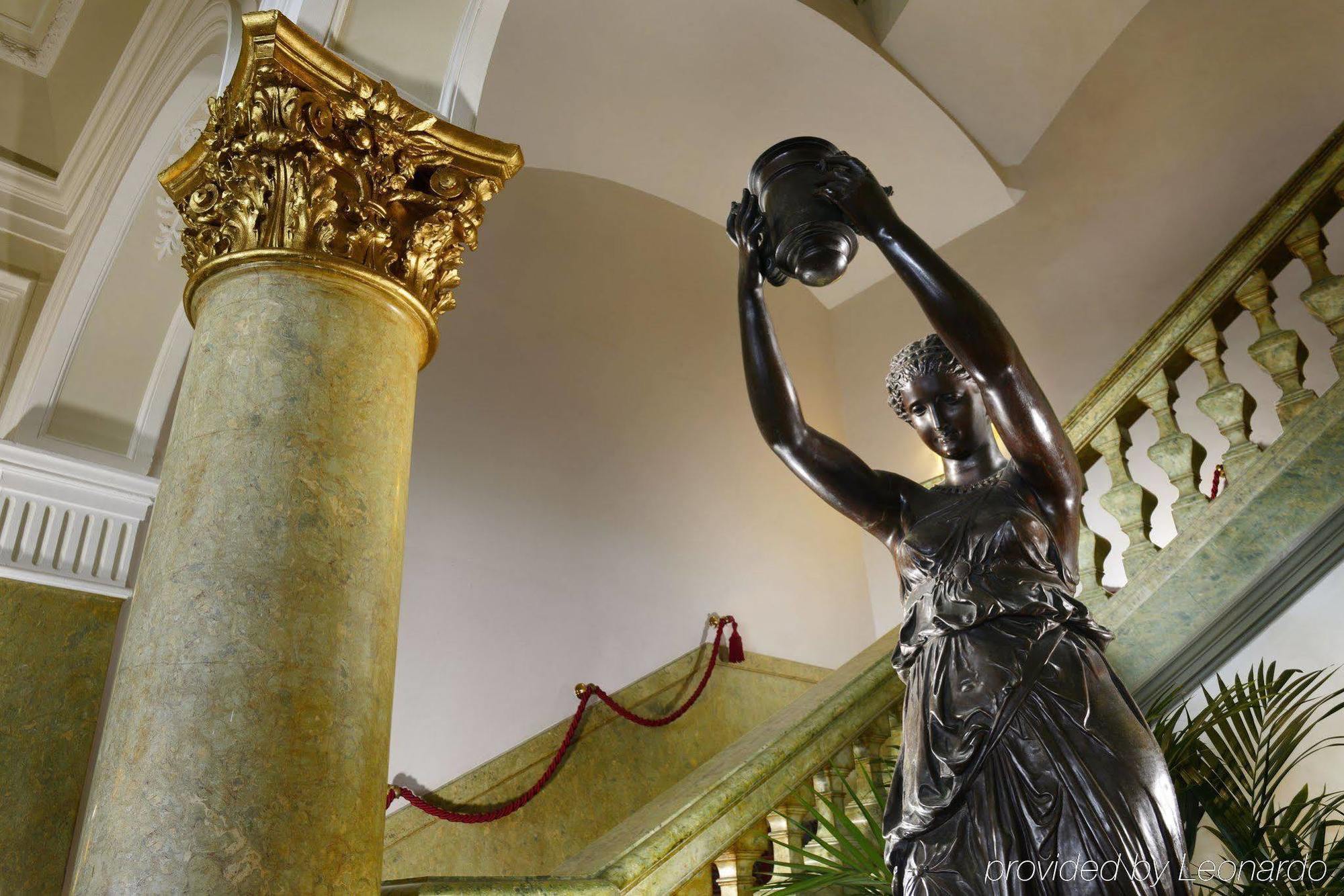 Royal Hotel Сан Ремо Интериор снимка The statue of the water carrier